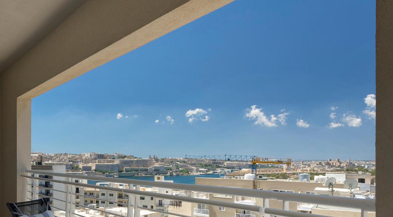 Luxury Apartment Inc Pool & Views Слима Екстериор снимка