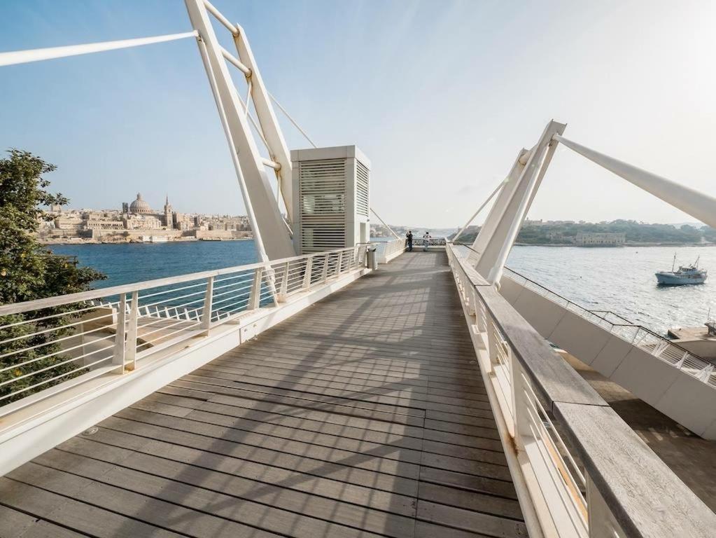 Luxury Apartment Inc Pool & Views Слима Екстериор снимка